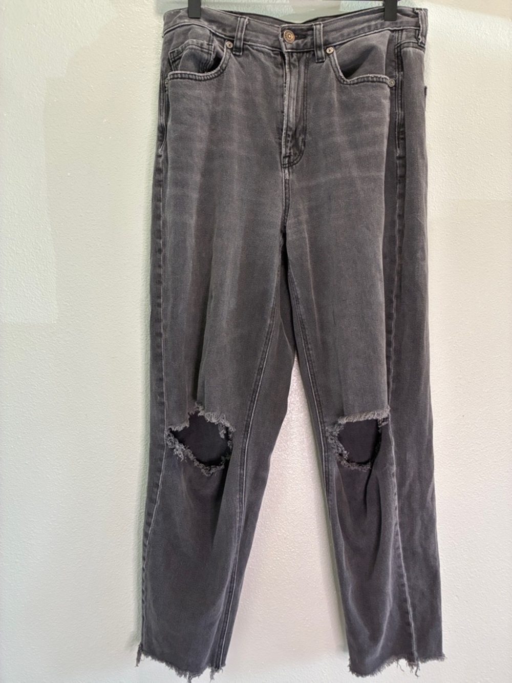 American Eagle Mom Jeans Women’s 6 Black Distressed High Rise Raw Hem
